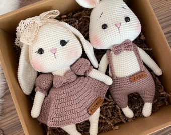 Coppia di coniglietti all'uncinetto bambola personalizzata / giocattolo di coniglio lavorato a maglia Amigurumi / cesto regalo personalizzato neonato / regalo di compleanno per lei / San Valentino