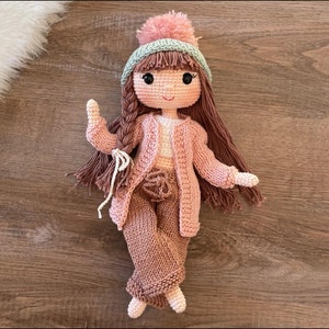 Rosa Strickjacke Coole Mädchen-Puppe | Handgemachte Häkelpuppe | Amigurumi Modepuppe | Personalisiertes Namensgeschenk | Benutzerdefinierte coole Mädchen Spielzeug