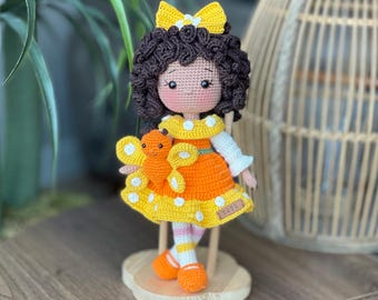 Gehäkelte Orange Blüten Puppe: Sammlerstück Amigurumi mit Marmalade Schmetterling