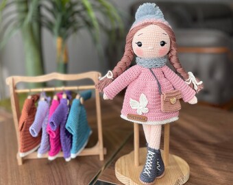 Handgefertigte Wintermädchen-Puppe: Personalisiertes Amigurumi-Spielzeug mit abnehmbarem Outfit