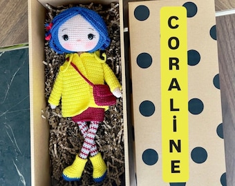 Coraline inspirierte Häkelpuppe: Personalisiertes Amigurumi Plüschtier