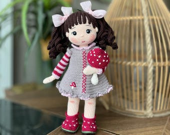 Pilz Mädchen Häkelpuppe: Personalisiertes Amigurumi Spielzeug mit Zubehör