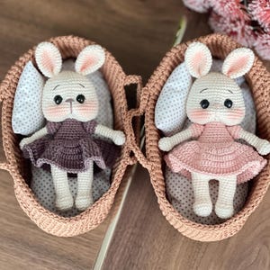 Osterhase im Korb | Handgemachtes gehäkeltes Häschen Geschenk | Amigurumi Häschen Spielzeug | Personalisierte Ostergeschenk | Baby-Dusche-Korb-Geschenk