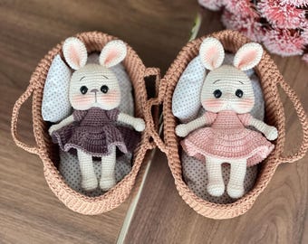 Personalisierter Osterhase im Korb Geschenk: Gehäkeltes Amigurumi-Kaninchenspielzeug
