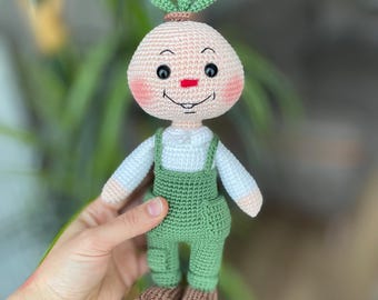 Bambola all'uncinetto ispirata a Cipollino: peluche amigurumi personalizzato