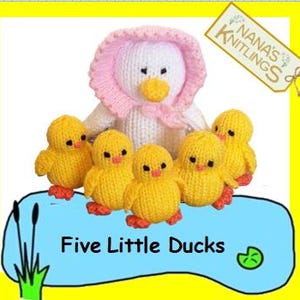 FIVE LITTLE DUCKS "went swimming one day" Story Sack Item Nursery Rhyme Play Aids.  Knitted by Nana.  Safety Stuffing. No loose parts.