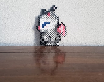 Puede incluir: Un unicornio de pixel art blanco y rosa con ojos azules, de pie sobre una superficie de madera.
