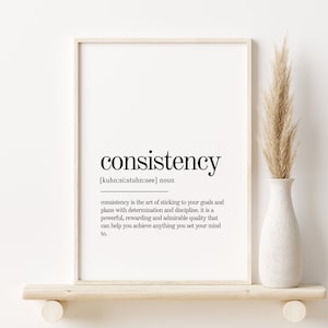 Puede incluir: Una impresión de arte de pared imprimible en blanco y negro con la definición de la palabra "consistencia". La definición dice: "la consistencia es el arte de apegarse a tus metas y planes con determinación y disciplina. Es una cualidad poderosa, gratificante y admirable que puede ayudarte a lograr cualquier cosa que te propongas."