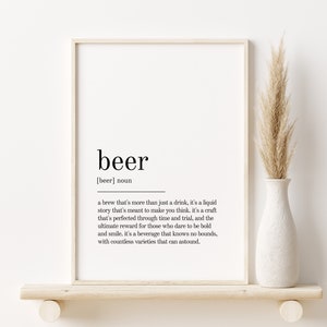 Puede incluir: Una impresión de arte de pared imprimible en blanco y negro con la definición de la palabra "cerveza". La definición dice: "una bebida que es más que una simple bebida, es una historia líquida que está destinada a hacerte pensar. Es una artesanía que se ha perfeccionado a través del tiempo y la prueba, y la recompensa definitiva para aquellos que se atreven a ser audaces y sonreír, es una bebida que no conoce límites, con innumerables variedades que pueden asombrar."