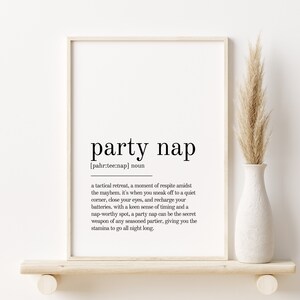 Könnte beinhalten: Ein schwarz-weißes druckbares Wandbild mit der Definition von "Party Nap" als taktischer Rückzug, ein Moment der Ruhe inmitten des Chaos. Es ist, wenn man sich in eine ruhige Ecke zurückzieht, die Augen schließt und die Batterien auflädt, mit einem scharfen Sinn für Timing und einem Schlafplatz, der sich für ein Nickerchen eignet. Ein Party-Nickerchen kann die Geheimwaffe jedes erfahrenen Partygängers sein und dir die Ausdauer geben, die ganze Nacht durchzuhalten.