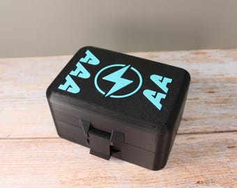 Caja organizadora de pilas impresa – Capacidad para pilas AA, AAA o dobles / Estuche compacto para pilas de 4,5" x 3" x 2,5"