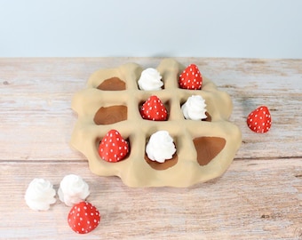 3D Printed Waffle Tic Tac Toe Game – Strawberry and Whipped Cream Pieces – Fun Breakfast-Themed Game – Unique Gift or Decor