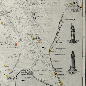 Puede incluir: Un mapa náutico en blanco y negro titulado SEEKARTE que muestra los estuarios de los ríos Jade, Weser y Elbe. El mapa presenta sondeos de profundidad, una rosa de los vientos y dos ilustraciones de faros, con pequeños puntos amarillos.
