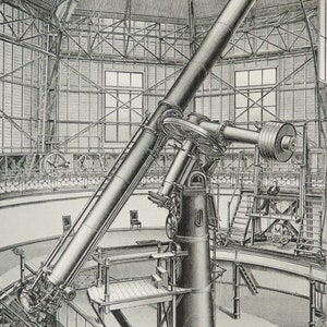 Puede incluir: Un gran telescopio negro y plateado está montado en una plataforma en una sala circular. El telescopio está apuntando hacia el techo, y hay una tela blanca colgando encima. La sala tiene una estructura metálica y un suelo de madera.