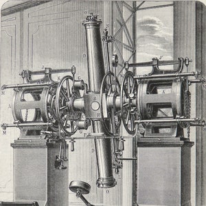 Puede incluir: Una ilustración en blanco y negro de un gran telescopio montado en una plataforma de madera. El telescopio es de metal y tiene un tubo largo y cilíndrico. La plataforma está sostenida por cuatro patas y tiene una pequeña mesa rectangular unida a ella. El telescopio está etiquetado con las letras A a T.