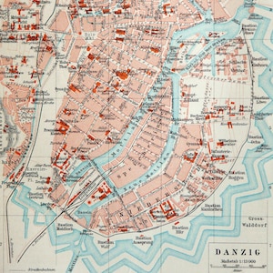 Può includere: Una mappa dettagliata di Danzica, Germania, che mostra la disposizione della città, le sue strade e i suoi punti di riferimento. La mappa è stampata in inchiostro rosso, blu e nero su sfondo bianco. La mappa include etichette di testo in tedesco, inclusi i nomi delle strade, degli edifici e di altre caratteristiche.