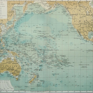 Könnte beinhalten: Eine detaillierte Vintage-Karte des Pazifischen Ozeans mit geografischen Informationen. Die Karte verwendet ein Farbsystem, um die Meerestiefen anzuzeigen, wobei Blautöne unterschiedliche Tiefen darstellen. Text in Deutsch und Englisch beschriftet Kontinente, Inseln und Ozeanmerkmale.