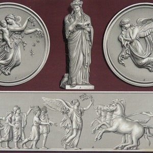 Op de afbeelding: Een gedetailleerde illustratie met klassieke reliëfsculpturen. De afbeelding toont drie ronde medaillons met gevleugelde figuren en een centrale standbeeld van een vrouw in een gewaad. Daaronder toont een rechthoekig paneel een processie met figuren en een strijdwagen.