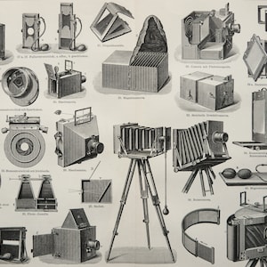 Puede incluir: Ilustración detallada de varias cámaras antiguas y equipos fotográficos. La imagen muestra una variedad de diseños de cámaras, incluyendo cámaras de caja, cámaras plegables y cámaras sobre trípodes. La ilustración es en blanco y negro, con dibujos técnicos detallados.