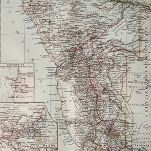 Puede incluir: Un mapa antiguo de Deutsch-Südwestafrika, con información geográfica detallada. El mapa, impreso en negro y rojo, incluye nombres de lugares, carreteras y características geográficas. La escala es 1:6.000.000. El mapa también incluye un mapa más pequeño de Swakopmund.