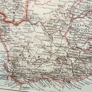 Puede incluir: Mapa vintage detallado de Sudáfrica, con la región del Cabo y sus alrededores. El mapa está en tonos sepia con texto negro, mostrando características geográficas y nombres de lugares. Una pieza clásica para los entusiastas de la historia.