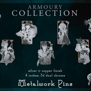 Puede incluir: Un conjunto de ocho pines de metal plateado y cobre que representan personajes de un videojuego de fantasía. Los pines miden 10 cm de alto y tienen un acabado cromado doble 3D. El texto "Armoury Collection" y "Metalwork Pins" se muestra en la imagen.