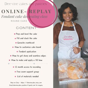 Può includere: Una grafica rosa e bianca con il testo "ONLINE-REPLAY Corso di decorazione di torte di pasta di zucchero TORTA ROTONDA CONTENUTO" e un elenco di punti elenco che descrivono il contenuto del corso. Una donna che indossa un grembiule bianco con il testo "Dee-vine Cakes & Pastries" è in piedi davanti a un tavolo con tre torte rotonde coperte da pellicola trasparente.