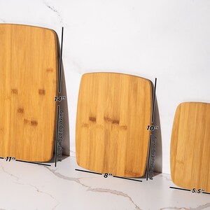 Op de afbeelding: Drie rechthoekige bamboe snijplanken in verschillende maten. De grootste plank is 35,5 cm bij 28 cm, de middelste plank is 25,5 cm bij 20 cm en de kleinste plank is 20 cm bij 14 cm.