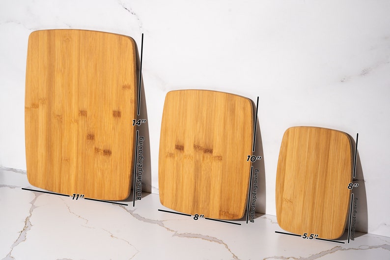 Op de afbeelding: Drie rechthoekige bamboe snijplanken in verschillende maten. De grootste plank is 35,5 cm bij 28 cm, de middelste plank is 25,5 cm bij 20 cm en de kleinste plank is 20 cm bij 14 cm.