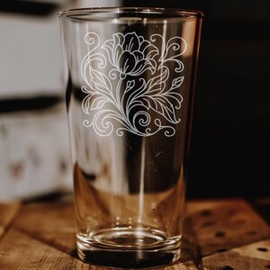 Art Nouveau Floral Pint Glass: Laser Engraved Botanical Gift