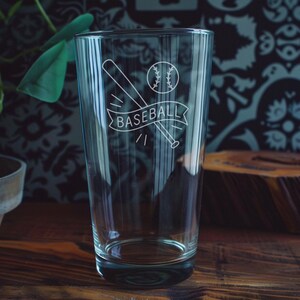 Retro Baseball Pint Glass – Vintage Baseball Bat, Glove & Ball Design – Sports Lover Gift – Classic Baseball Barware