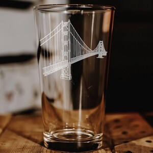Golden Gate Bridge Pint Glass – Iconic San Francisco Landmark Barware – California Souvenir Glass – Bay Area Gift Idea