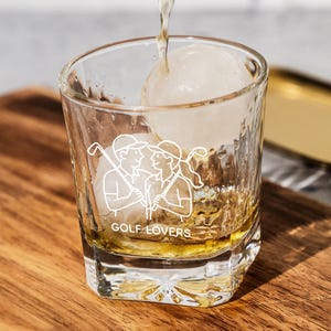 Golf Lovers Whiskey Glass – Unique Golf Scene with Players, Clubs, and Flag – Perfect Gift for Golfers and Whiskey Fans
