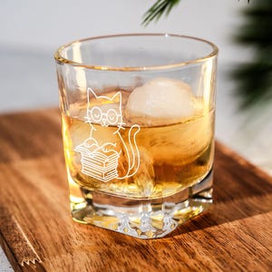 Bookworm Cat Whiskey Glass – Cute Cat Reading Books Design – Gift for Cat Lovers and Bookworms – Cozy Home Bar Glassware