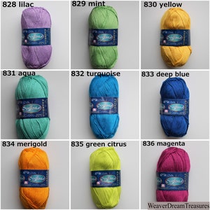 Puede incluir: Nueve ovillos de lana en varios colores, incluyendo lila, menta, amarillo, aguamarina, turquesa, azul oscuro, merigold, verde c&iacute;trico y magenta. Cada ovillo tiene una etiqueta que dice "Sinfonia".