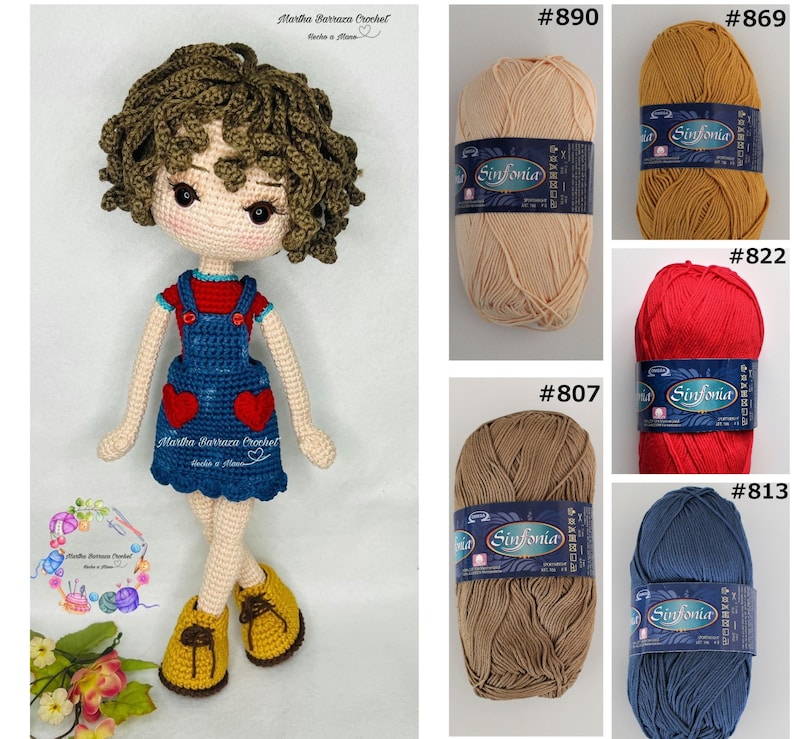 Puede incluir: Mu&ntilde;eca de crochet con cabello rizado marr&oacute;n, vistiendo una camisa roja, un mono azul con corazones rojos y zapatos marrones. La imagen tambi&eacute;n muestra diferentes colores de hilo con el texto "Sinfonia" en las etiquetas.