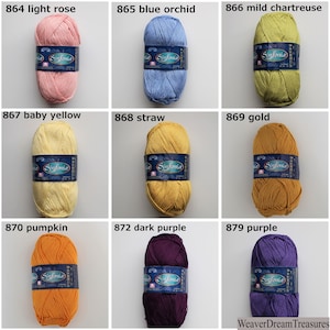 Puede incluir: Nueve ovillos de hilo en varios colores, incluyendo rosa claro, orqu&iacute;dea azul, verde chartreuse suave, amarillo beb&eacute;, paja, oro, calabaza, morado oscuro y morado. Cada ovillo est&aacute; etiquetado con "Sinfonia".