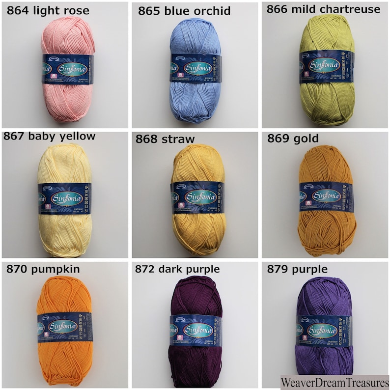 Puede incluir: Nueve ovillos de hilo en varios colores, incluyendo rosa claro, orqu&iacute;dea azul, verde chartreuse suave, amarillo beb&eacute;, paja, oro, calabaza, morado oscuro y morado. Cada ovillo est&aacute; etiquetado con "Sinfonia".