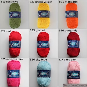 Puede incluir: Nueve ovillos de hilo en varios colores, incluyendo verde oliva claro, amarillo brillante, naranja mandarina, rojo, granate, burdeos, rosa mexicano, azul cielo y rosa beb&eacute;. Cada ovillo tiene una etiqueta que dice "Sinfonia".