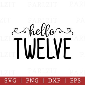 Puede incluir: Diseño gráfico en blanco y negro con el texto "hello twelve" en una fuente cursiva. El texto está rodeado por dos pequeños corazones.