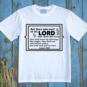 Könnte beinhalten: Weißes T-Shirt mit einem schwarzen rechteckigen Grafikdesign mit dem Text "Aber die auf den HERRN harren, kriegen neue Kraft." Das T-Shirt enthält auch einen Bibelvers aus Jesaja 40,31.