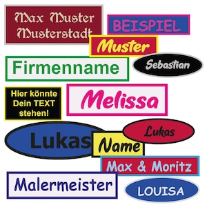 Könnte beinhalten: Eine Auswahl an bunten Bügeletiketten mit verschiedenen Namen, darunter "Max Muster", "Musterstadt", "Beispiel", "Muster", "Firmenname", "Sebastian", "Hier könnte Dein TEXT stehen!", "Melissa", "Lukas", "Name", "Max & Moritz", "Malermeister" und "LOUISA".