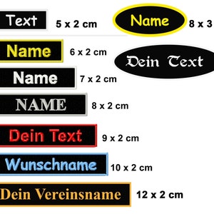 Könnte beinhalten: Ein Set aus sieben gestickten Patches in verschiedenen Farben und Größen. Die Patches zeigen unterschiedliche Texte, darunter "Text", "Name", "Dein Text", "NAME", "Dein Text", "Wunschname" und "Dein Vereinsname". Die Patches sind in Größen von 5 x 2 cm bis 12 x 2 cm erhältlich.