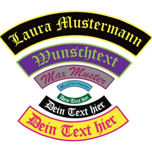 Könnte beinhalten: Fünf unterschiedlich farbige, gewölbte Patches mit schwarzem Text. Der Text auf den Patches lautet: "Laura Mustermann", "Wunschtext", "Max Muster", "Mustermann" und "Dein Text hier".