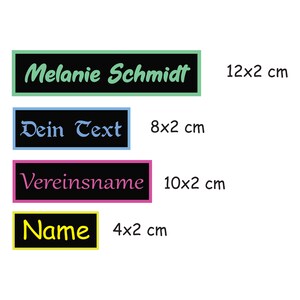 Könnte beinhalten: Vier schwarze rechteckige Namensschilder mit unterschiedlichfarbigen Rändern und Text. Das oberste Schild ist grün und lautet "Melanie Schmidt" und misst 12x2 cm. Das zweite Schild ist blau und lautet "Dein Text" und misst 8x2 cm. Das dritte Schild ist rosa und lautet "Vereinsname" und misst 10x2 cm. Das unterste Schild ist gelb und lautet "Name" und misst 4x2 cm.