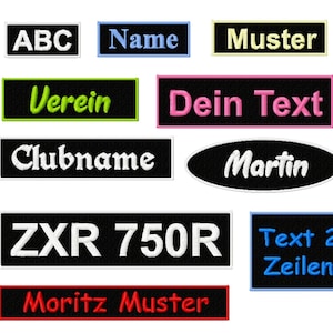 Könnte beinhalten: Eine Sammlung von 10 schwarzen gestickten Patches mit weißem Text. Die Patches beinhalten die Wörter "ABC", "Name", "Muster", "Verein", "Dein Text", "Clubname", "Martin", "ZXR 750R", "Text 2 Zeilen" und "Moritz Muster".