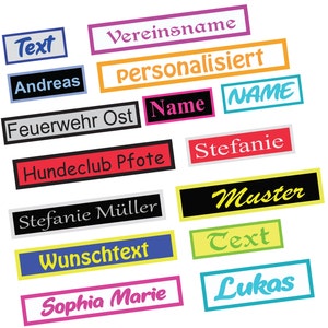 Könnte beinhalten: Eine Sammlung bunter Bügeletiketten mit verschiedenen Texten, darunter "Text", "Vereinsname", "Andreas", "personalisiert", "Feuerwehr Ost", "Name", "NAME", "Hundeclub Pfote", "Stefanie", "Stefanie Müller", "Muster", "Wunschtext", "Text", "Sophia Marie" und "Lukas".