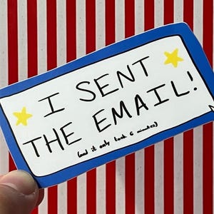 以下が含まれることがあります： 青い縁取りの長方形ステッカーで、黒字で「I SENT THE EMAIL！」と書かれています。ステッカーには2つの黄色の星のアクセントがあり、「(and it only took 6 minutes)」というテキストが小さいフォントで書かれています。背景は赤と白のストライプです。