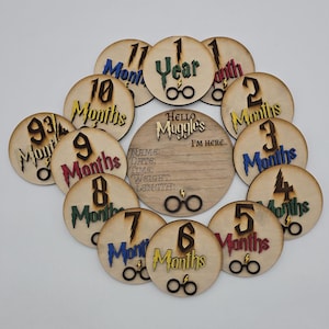 Milestone Rounds inspirados em bruxos para todas as casas | Presente de chá de bebê | Milestones mensais | Wood Rounds | Presente para novo bebê | Primeiro ano do bebê | Fan art