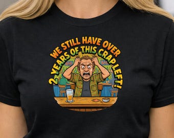 Camiseta de humor político: Camiseta com estampa "Faltam 2 anos"